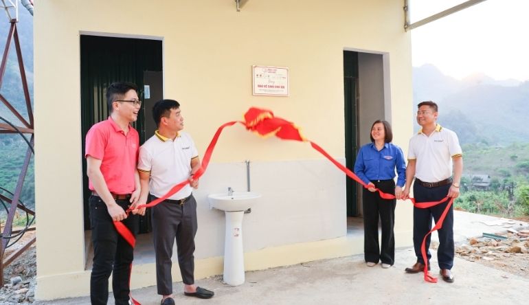 Khánh thành công trình nhà vệ sinh trường học tại Điểm trường Đề A, tỉnh Sơn La